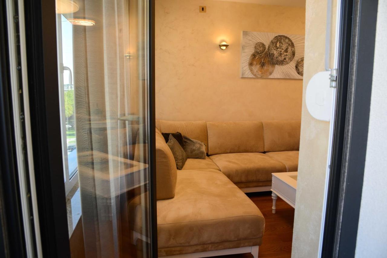Tesla 70 Apartment With Secure Parking In The Garage โนวีซาด ภายนอก รูปภาพ