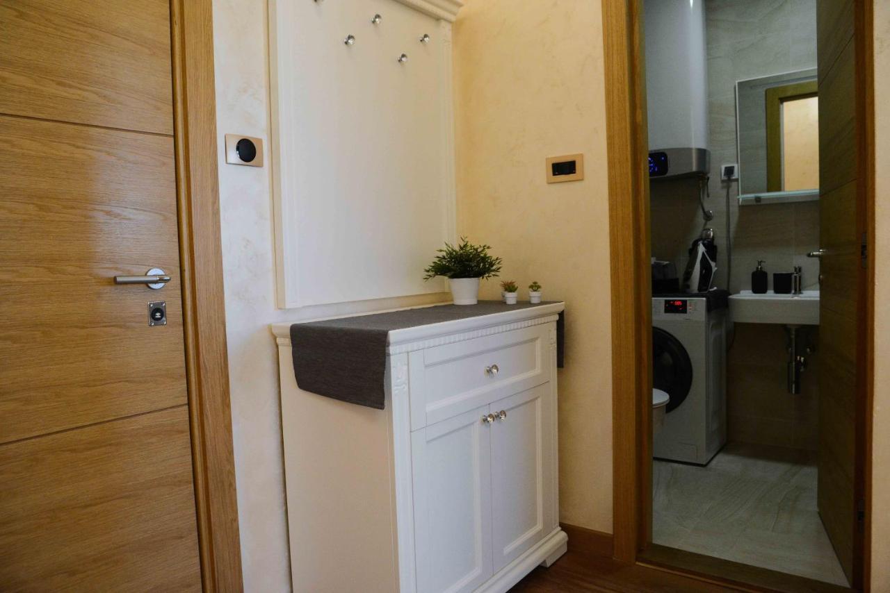 Tesla 70 Apartment With Secure Parking In The Garage โนวีซาด ภายนอก รูปภาพ